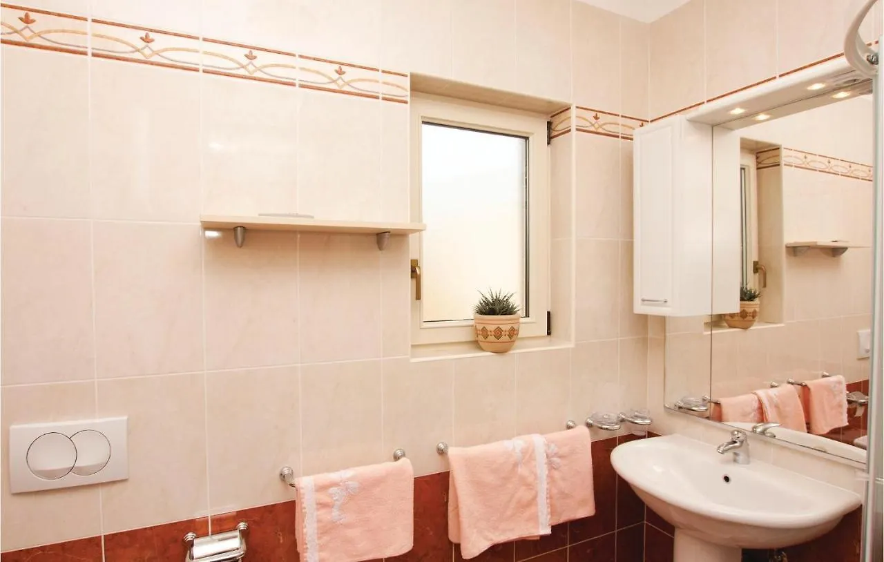 Beautiful Apartment In Porec With Wifi
